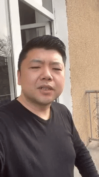 우크라이나 오데사에 거주하며 전쟁의 참상을 알리는 중국인 유튜버 왕지셴이 지난달 30일(현지시간) 자신의 집 베란다에서 전쟁에 대한 자신의 의견을 말하고 있다. [왕지셴 유튜브 채널 캡처]