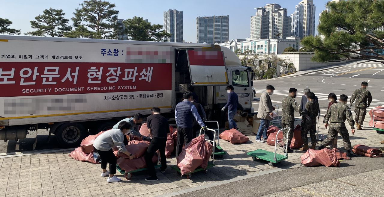 대통령 집무실 용산 이전을 위한 예비비 지출이 임시국무회의에서 통과됨에 따라 국방부도 본격적인 채비에 나섰다. 국방부 직원과 장병들이 서울 용산 국방부 청사에서 본격적인 이사에 앞서 보안문서 파쇄작업을 벌이고 있다. [연합]