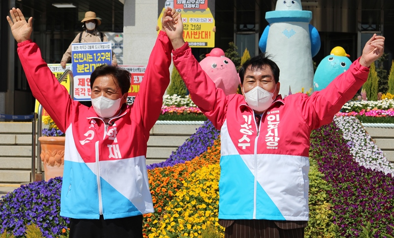 안상수〈사진 오른쪽〉-이학재 인천시장 예비후보가 7인 인천시청에서 후보 단일화에 합의하며 필승을 다지고 있다.