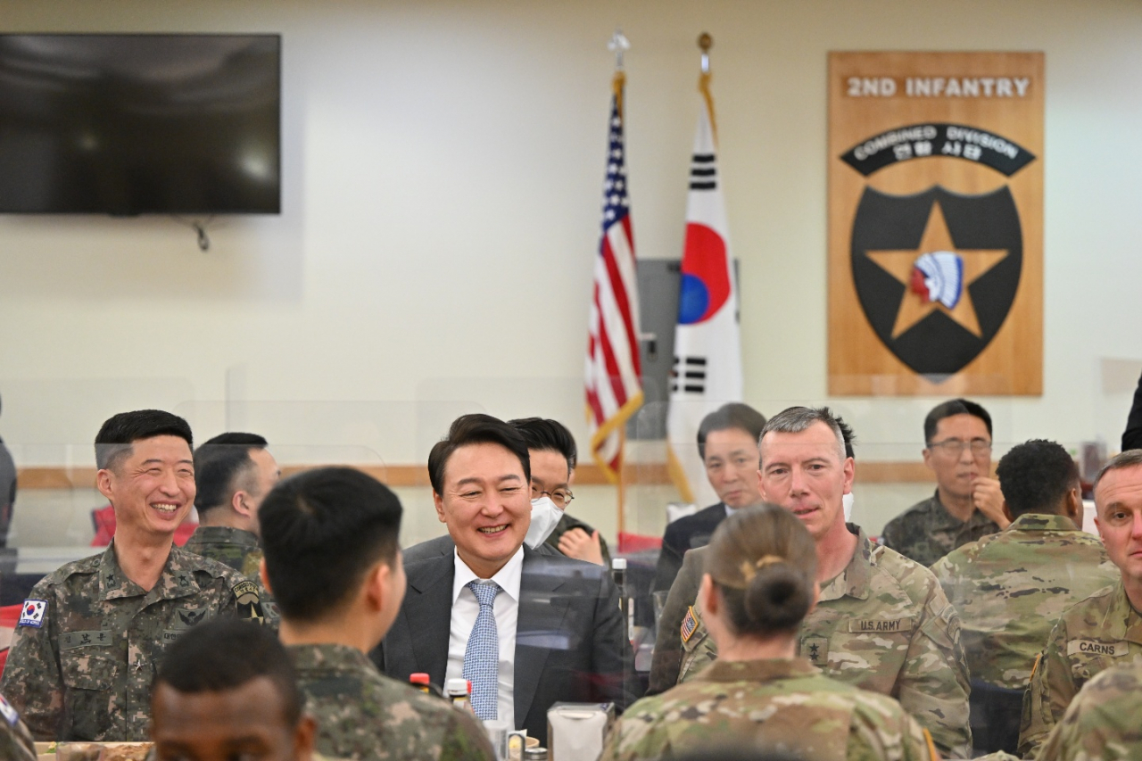 윤석열 대통령 당선인이 7일 오전 경기도 평택 주한미군 평택기지인 '캠프 험프리스'를 방문, 장병들과 대화하고 있다. 연합뉴스