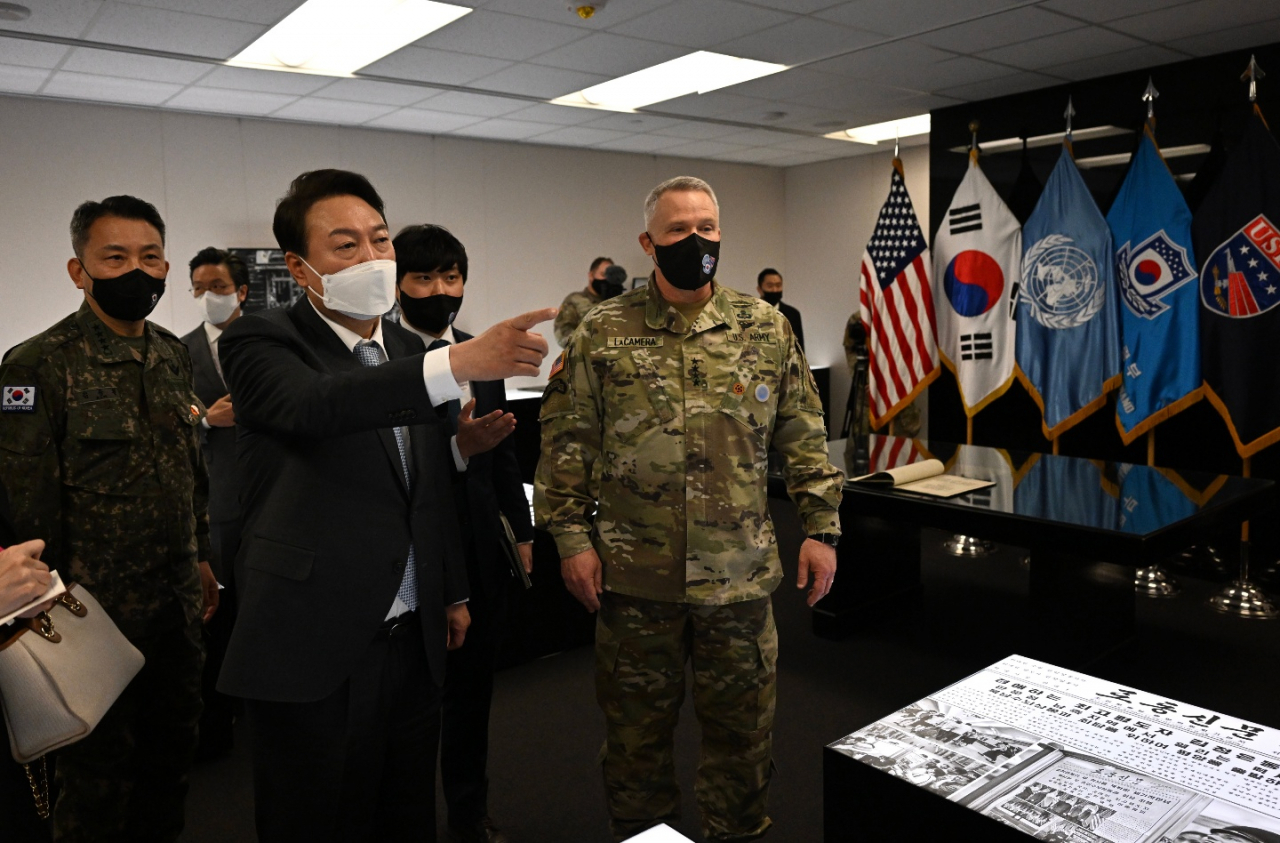 윤석열 대통령 당선인이 7일 오전 경기도 평택 주한미군 평택기지인 '캠프 험프리스'를 방문, 폴 러캐머라 주한미군사령관 겸 한미연합사령관, 김승겸 연합사 부사령관 등과 대화하고 있다. 연합뉴스