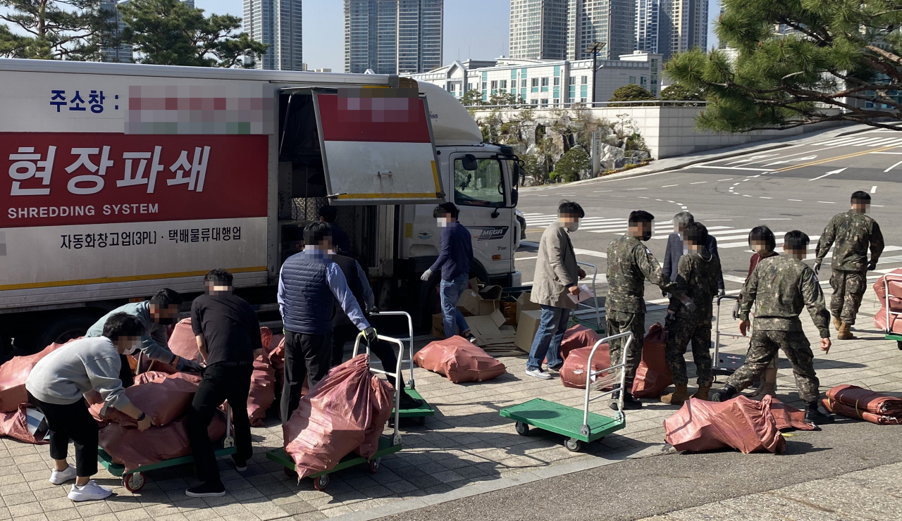 대통령 집무실 용산 이전을 위한 예비비 지출이 임시국무회의에서 통과됨에 따라 국방부도 본격적인 채비에 나섰다. 국방부 직원과 장병들이 7일 서울 용산 국방부 청사에서 본격적인 이사에 앞서 보안문서 파쇄작업을 벌이고 있다. [연합]
