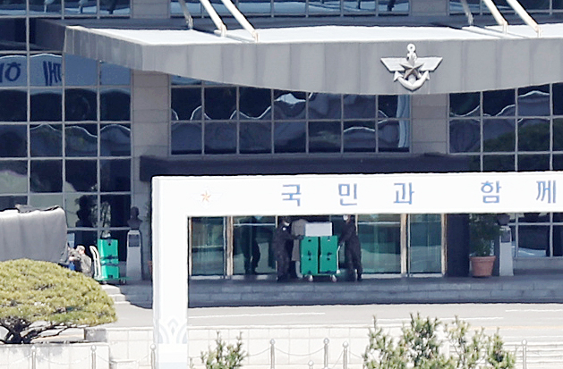 7일 이전 준비가 시작된 서울 용산구 국방부 청사 앞에서 관계자들이 상자를 들고 건물 안팎을 오가고 있다. [연합]