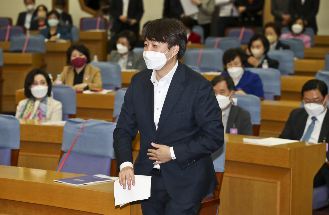 국민의힘 이준석 대표가 지난 6일 오후 국회 의원회관에서 한무경 의원실 주최로 열린 '신정부 여성기업 정책의 방향과 과제' 정책토론회에 참석하고 있다. [연합]
