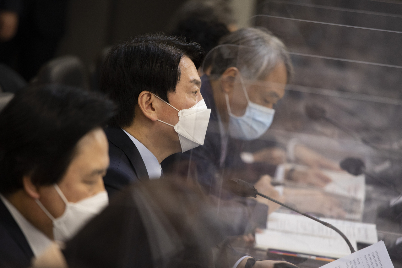 안철수 대통령직인수위원회 위원장이 7일 오후 서울 종로구 삼청동 제20대 대통령직인수위원회 대회의실에서 열린 코로나비상대응특별위원회 9차 회의에서 발언하고 있다. [연합]