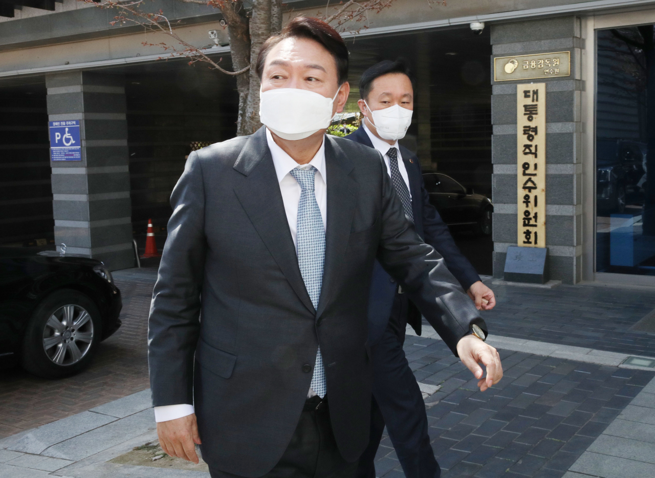윤석열 대통령 당선인이 7일 서울 종로구 통의동 제20대 대통령직인수위원회 집무실로 향하고 있다. [연합뉴스]