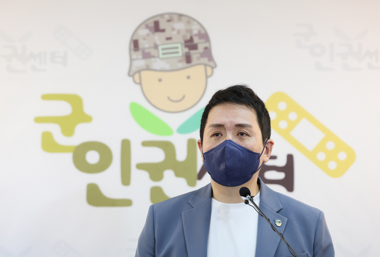 임태훈 군인권센터 소장이 7일 서울 마포구 군인권센터에서 육군 파견부대에서 발생한 가혹 행위 관련 기자회견을 하고 있다. [연합]