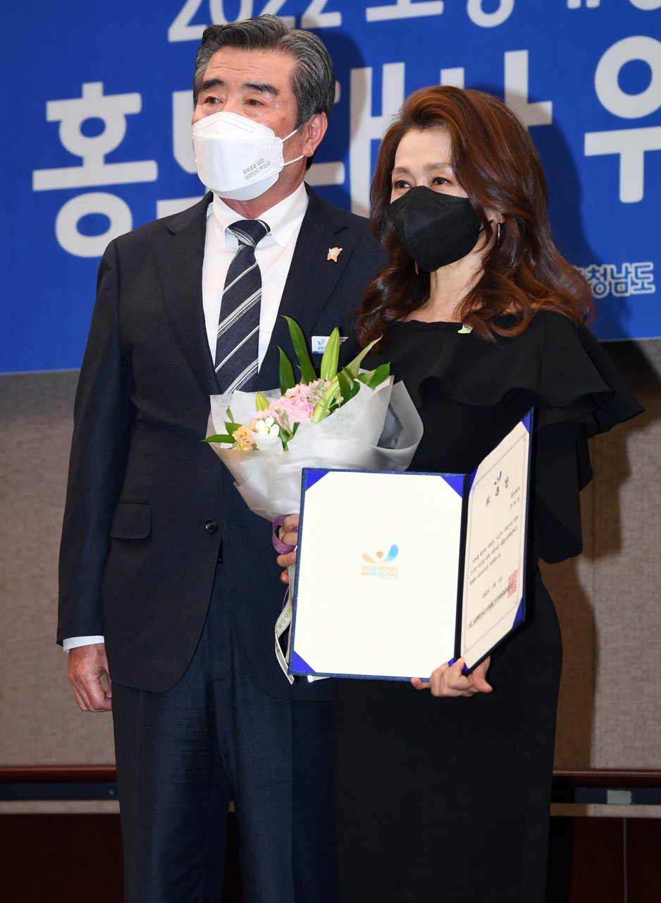 [사진=김동일 보령시장과 문희경, 2022보령해양머드박람회조직위원회 제공]