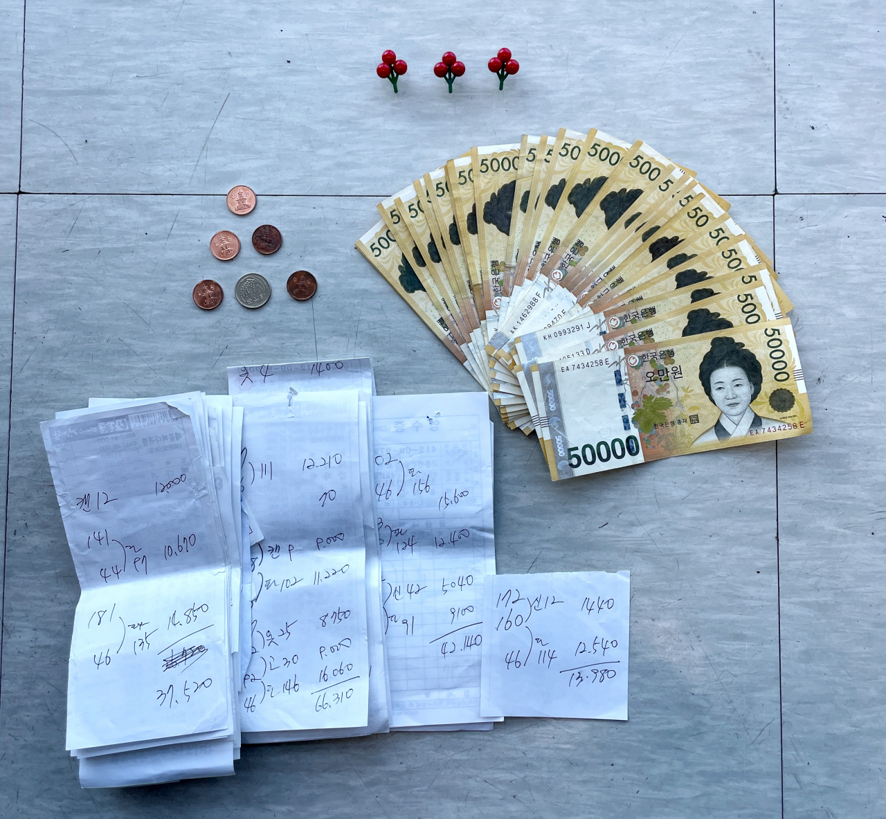5일 오후 어르신 3명이 폐지를 주워 모은 돈 120만원을 중화2동 주민센터로 전달했다. 사진은 5만 원짜리 24장과 50 원 1개, 10원 5개 등 120만100원의 성금과 고물상에 폐지를 팔고 받은 영수증 모습. [중랑구 제공]