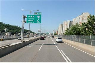 보수공사 구간인 내부순환로 홍제천고가교. [서울시 제공]