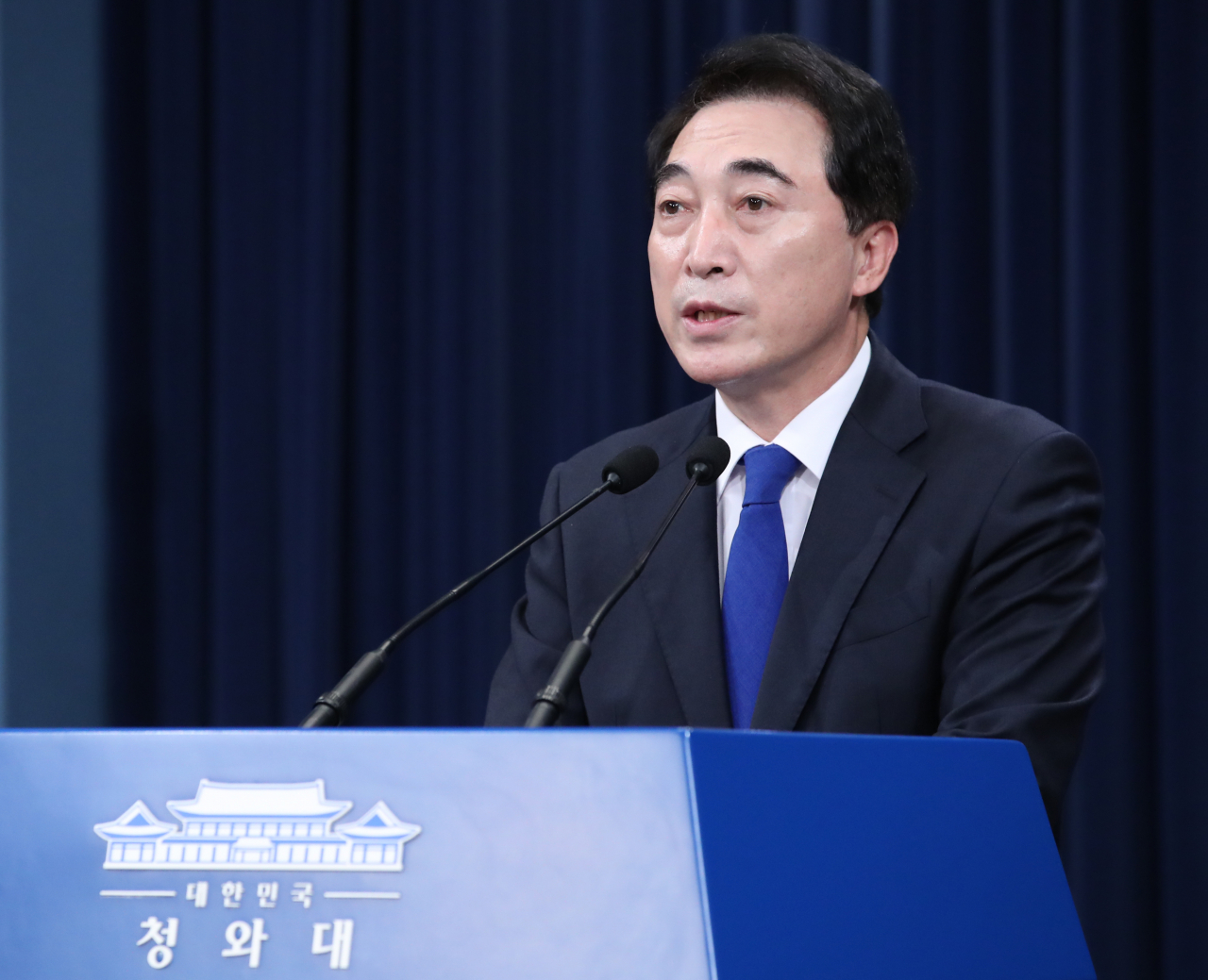 박수현 청와대 국민소통수석이 지난달 31일 청와대 춘추관에서 문재인 정부 특수활동비 사용과 관련해 브리핑을 하는 모습. [연합]