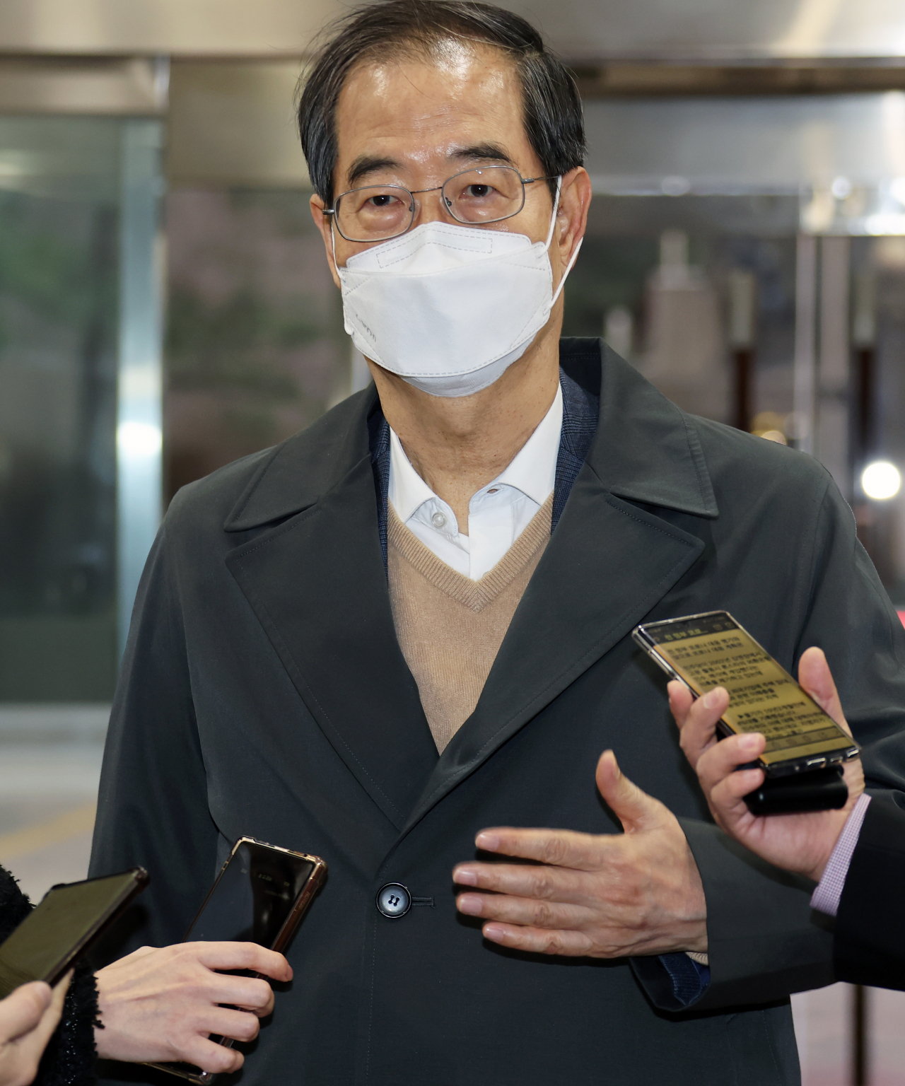 한덕수 국무총리 지명자가 8일 오전 서울 종로구 한국생산성본부 건물에 마련된 국회 인사청문회 준비단 사무실에 출근하며 취재진의 질문에 답하고 있다. [연합]