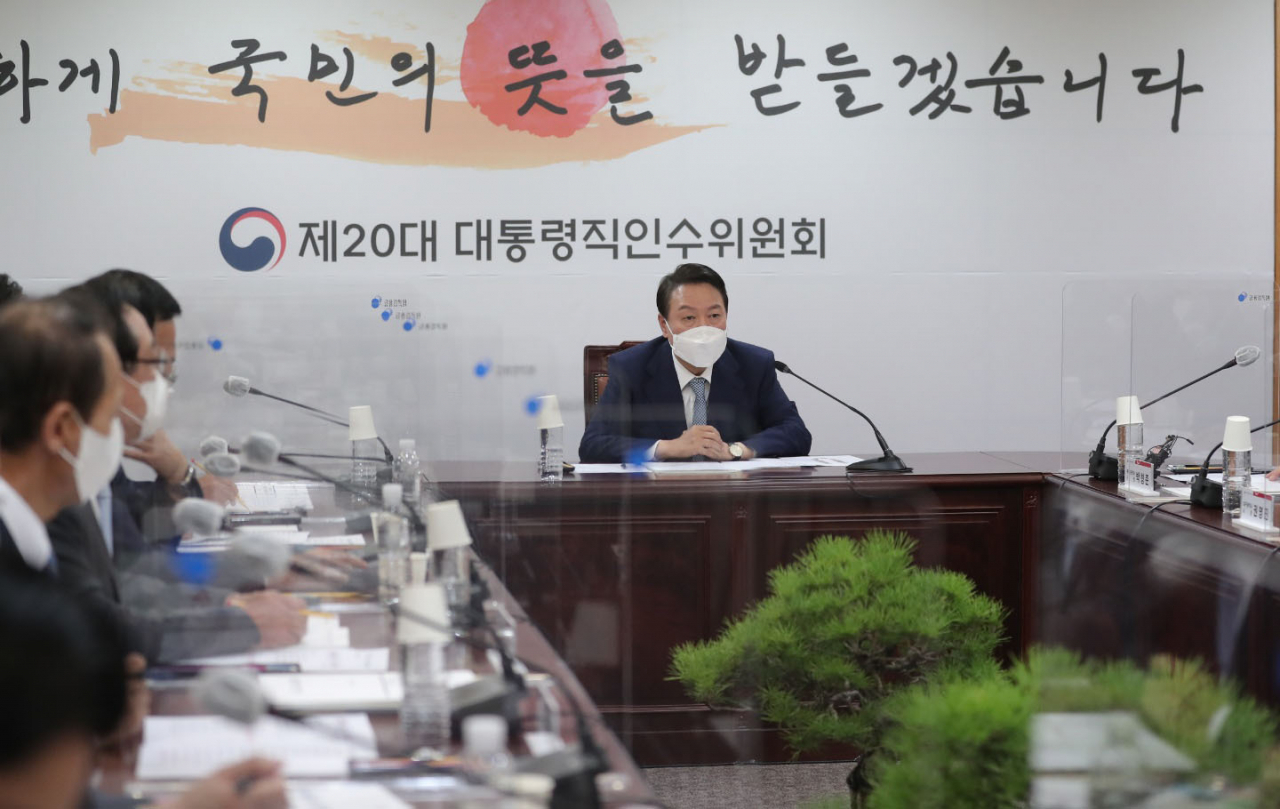 윤석열 대통령 당선인이 지난 6일 오후 서울 종로구 통의동 제20대 대통령직인수위원회에서 열린 시·도지사 간담회에서 인사말을 하고 있다. [인수위사진기자단]