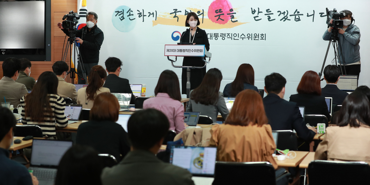 배현진 대통령 당선인 대변인이 8일 오전 서울 종로구 통의동 대통령직인수위원회에서 일일 브리핑을 하고 있다. [연합]