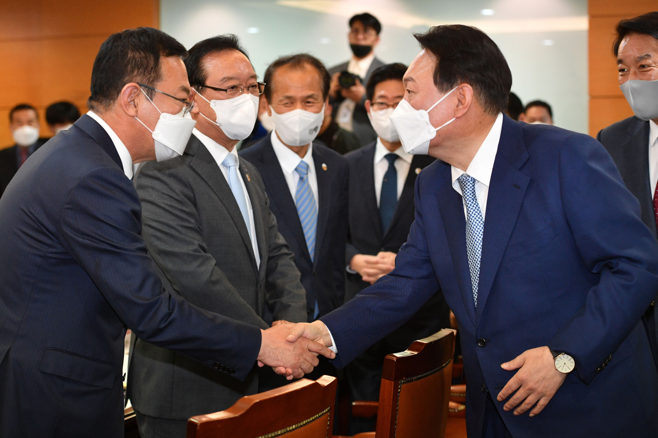 박남춘 인천시장(왼쪽)이 윤석열 대통령 당선인과 4월 6일 오후 서울 종로구 통의동 제20대 대통령직인수위원회에서 열린 시·도지사 간담회에서 악수하고 있다. [연합]