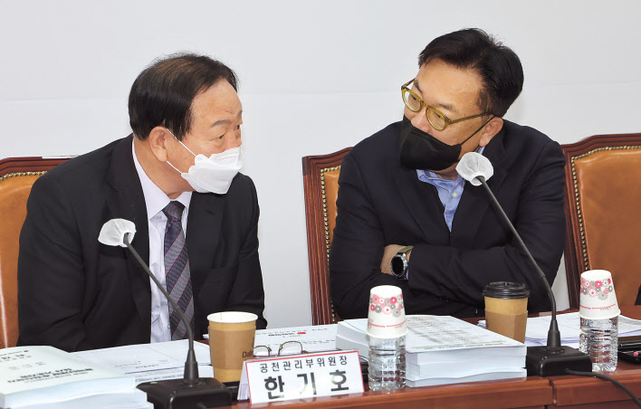 더불어민주당과 국민의힘이 오는 6월 1일 지방선거를 위한 채비에 속도를 내고 있다. 사진은 8일 민주당 비상대책회의에서 대화하고 있는 윤호중·박지현 공동비대위원장(위쪽 사진)과 같은날 열린 국민의힘 지방선거 공천신청자 면접에서 논의하고 있는 정진석 공천관리위원장과 한기호 공천관리부위원장. [이상섭 기자]