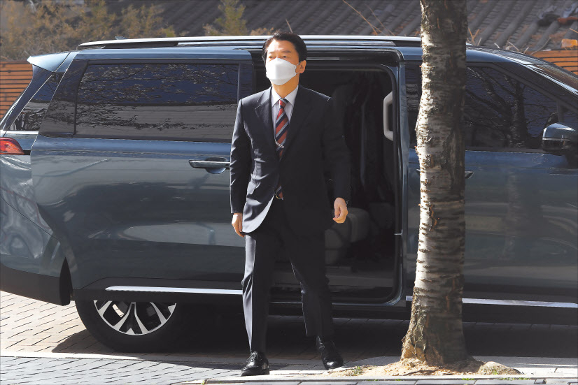 안철수 대통령직인수위원장이 8일 오전 서울 종로구 삼청동 인수위 사무실로 출근하고 있다. 박해묵 기자