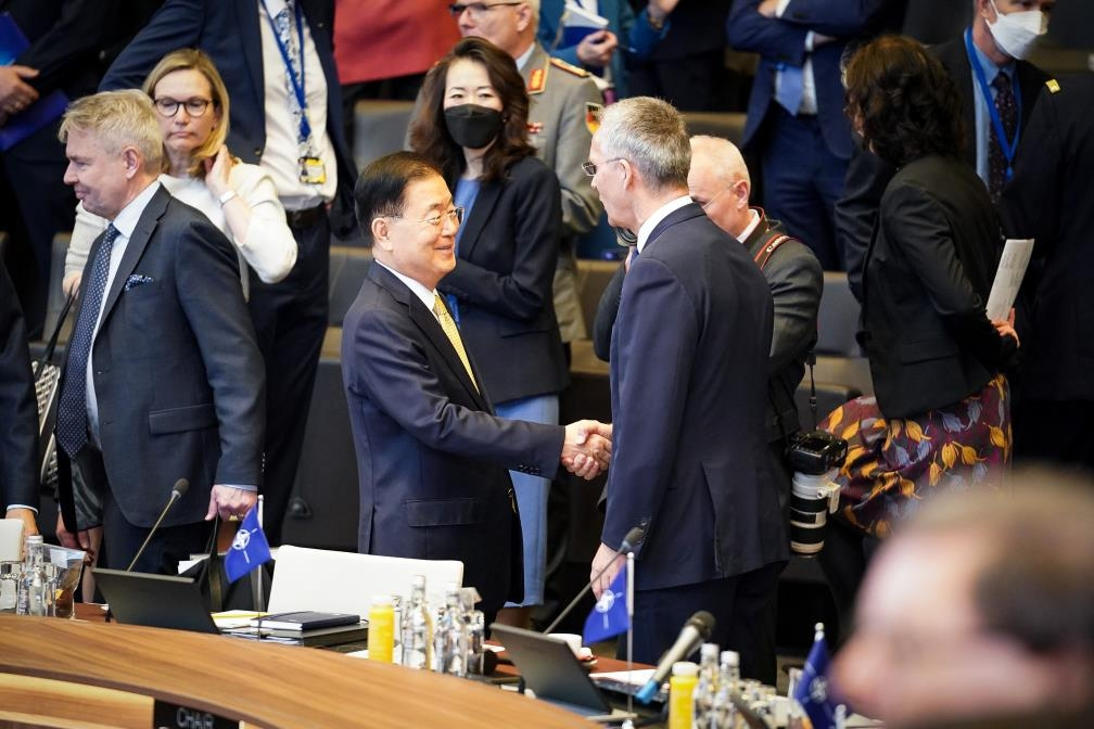 South Korean Foreign Minister Chung Eui-yong (second from L) shakes hands with NATO Secretary General Jens Stoltenberg (R) during a meeting of NATO foreign ministers held in Belgium on Thursday, in this photo provided by the Ministry of Foreign Affairs. (Ministry of Foreign Affairs)