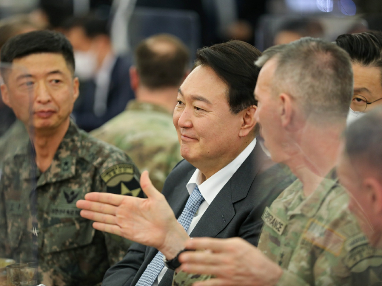 윤석열 대통령 당선인이 지난 7일 주한미군 평택기지(캠프 험프리스)를 방문, 관계자들과 대화하고 있다. [연합]