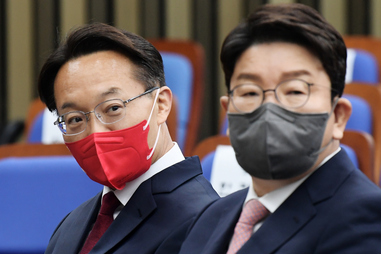 국민의힘 신임 원내대표 후보인 권성동 의원(오른쪽)과 조해진 의원이 8일 오전 서울 여의도 국회에서 열린 국민의힘 2022 원내대표 선출 의원총회에서 자리에 앉아 있다. [연합]