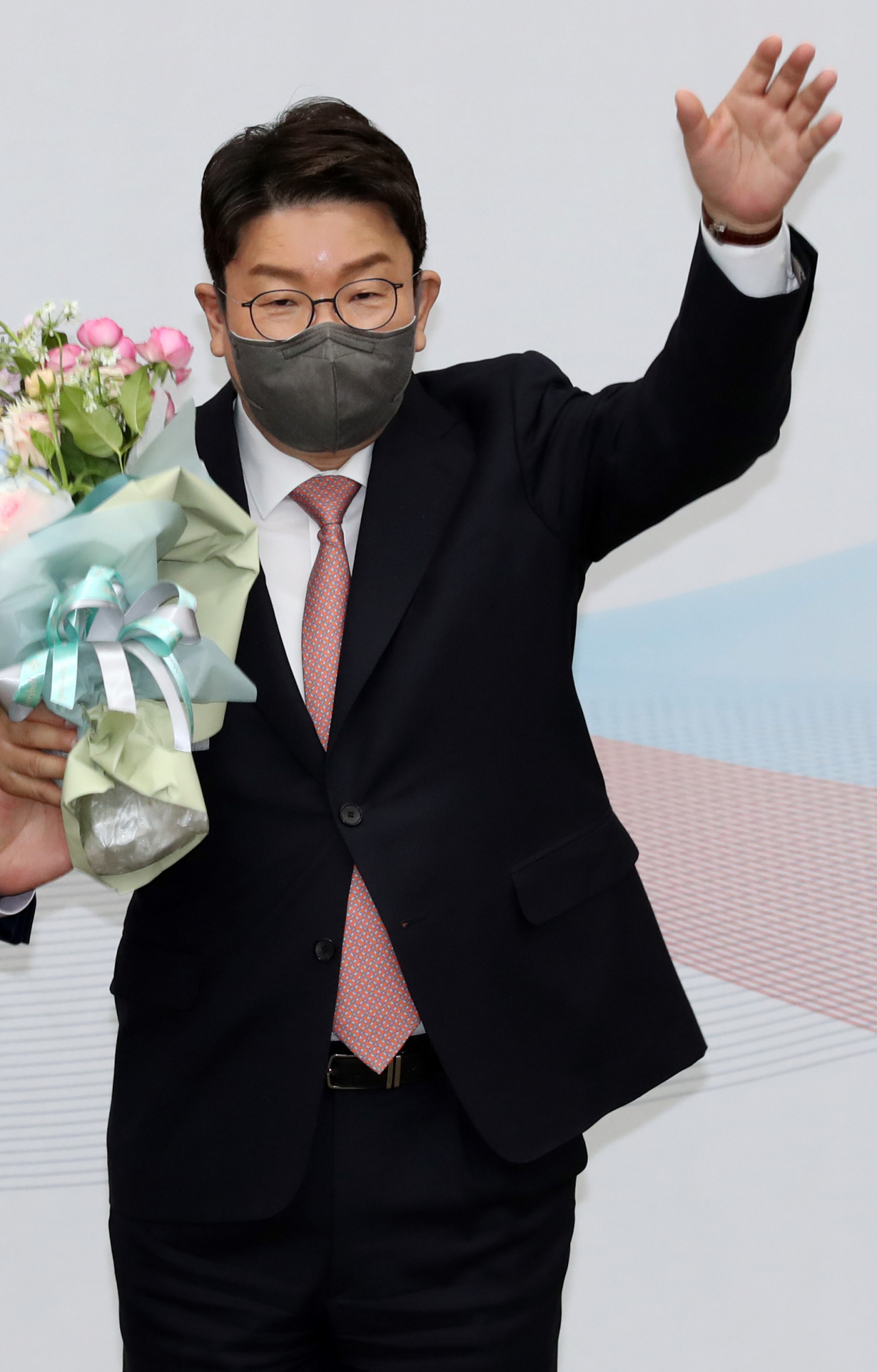 8일 국회에서 열린 국민의힘 원내대표 선출 의원총회에서 신임 원내대표로 당선된 권성동 의원이 꽃다발을 받은 뒤 인사하고 있다. [연합]
