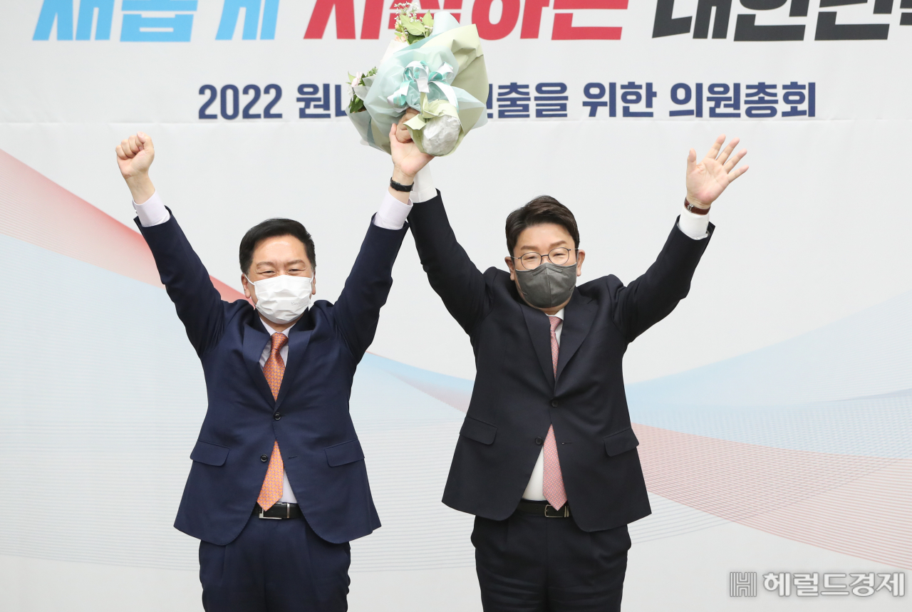 권성동 국민의힘 신임 원내대표(오른쪽)가 8일 서울 여의도 국회에서 열린 2022 원내대표 선출을 위한 의원총회에서 당선된 뒤 김기현 전 원내대표와 꽃다발을 들고 기념촬영을 하고 있다. 이상섭 기자