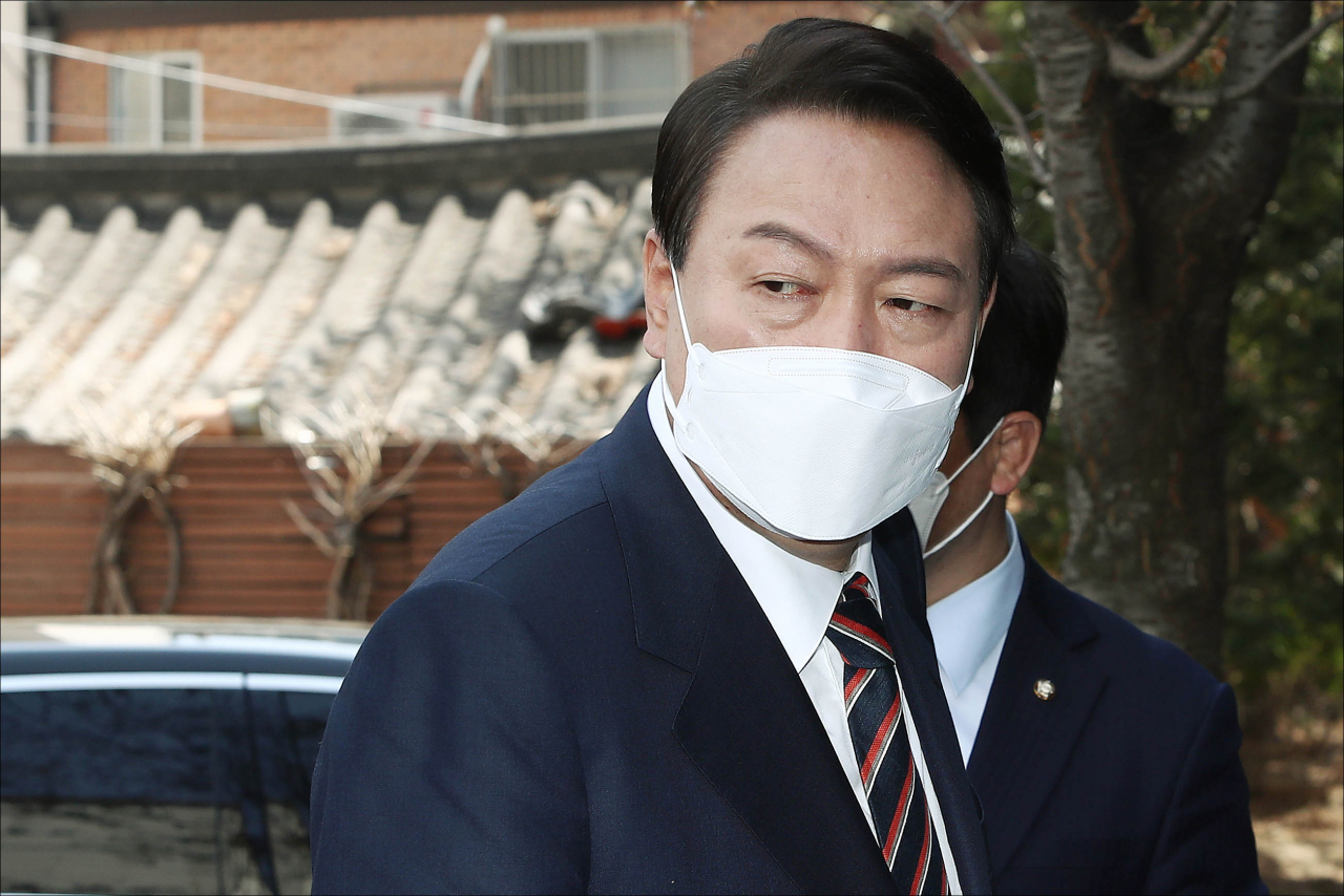 윤석열 대통령 당선인이 8일 서울 종로구 통의동 제20대 대통령직 인수위원회 집무실로 출근하고 있다. [연합]