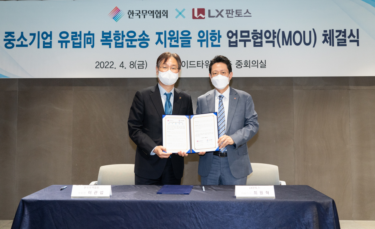 LX판토스와 한국무역협회 관계자가 8일 서울 삼성동 트레이드타워에서 ‘중소기업 유럽 복합운송 지원사업’ 추진을 위한 업무협약(MOU)을 체결한 뒤 기념사진을 촬영하고 있다. [LX판토스 제공]