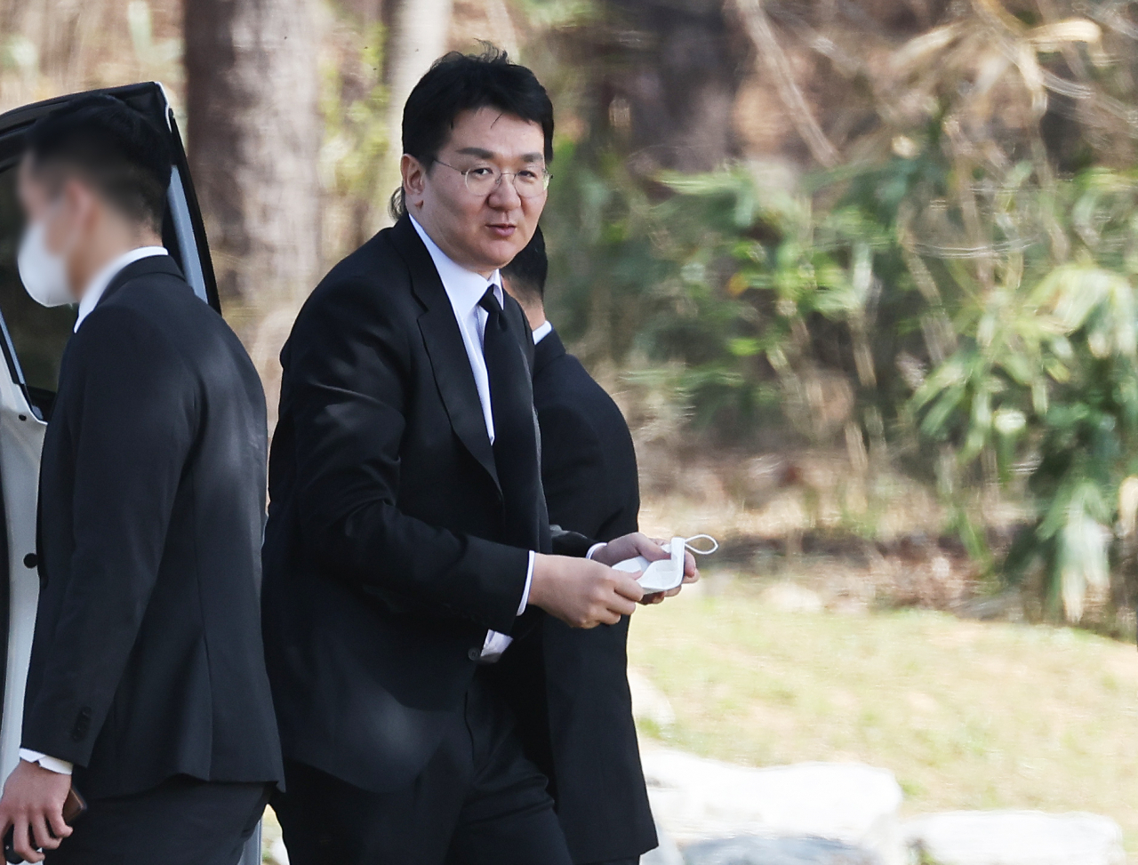 조원태 한진그룹 회장이 8일 오후 경기 용인시 기흥구 하갈동 소재 선영에서 열린 고(故) 조양호 회장 3주기 추모 행사에 참석하고 있다. [연합]