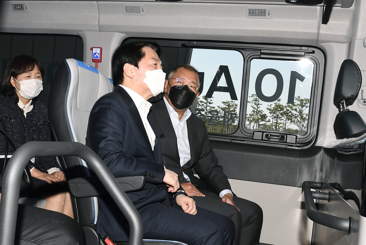 안철수 제20대 대통령직 인수위원회 위원장(왼쪽)과 정의선 현대자동차그룹 회장이 8일 현대차 남양연구소에서 쏠라티 로보셔틀에 탑승해 이야기를 나누고 있다.[현대차 제공]