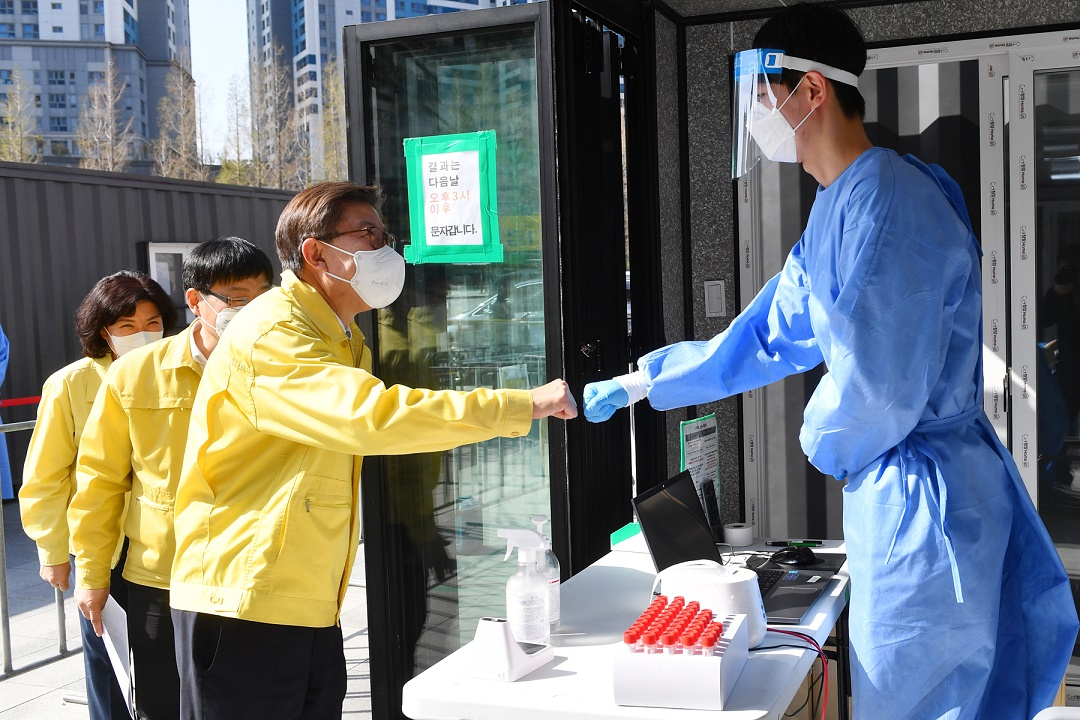 박형준 부산시장이 취임 1주년 첫 일정으로 송상현광장 임시선별검사소를 찾아 코로나19 대응 의료진을 격려했다. [부산시 제공]