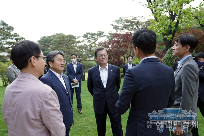 문재인 대통령과 함께한 강기정 전 청와대 정무수석. 강 전 수석은 정무수석으로 1년 10개월을 근무하면서 국정수행 경험과 중앙과 지방을 아우르는 인적네트워크, 유연한 사고를 습득하게 됐다. [후보제공]