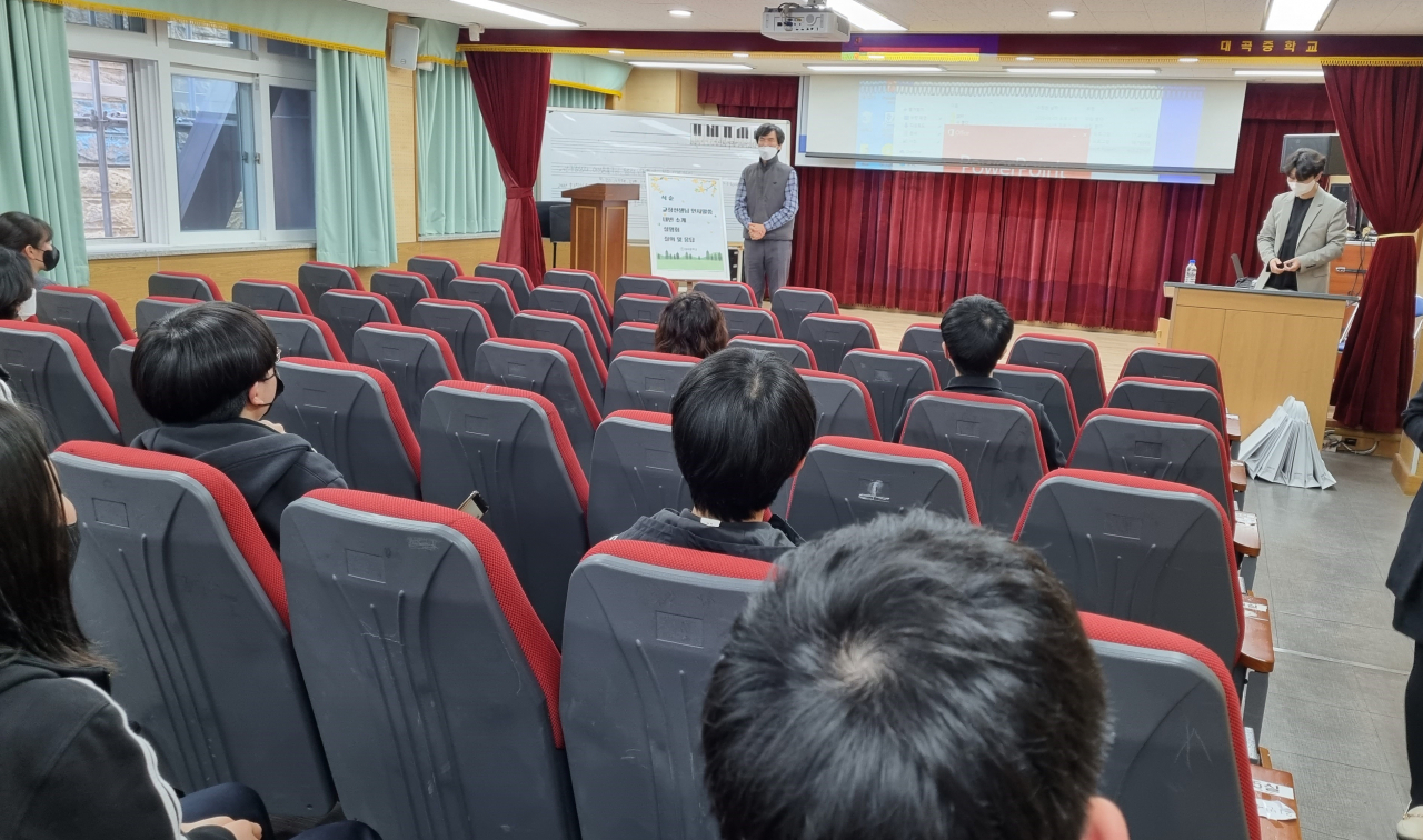 [박학렬 대곡중학교 교장이 8일 입학설명회에 앞서 인사말을 하고 있다.]