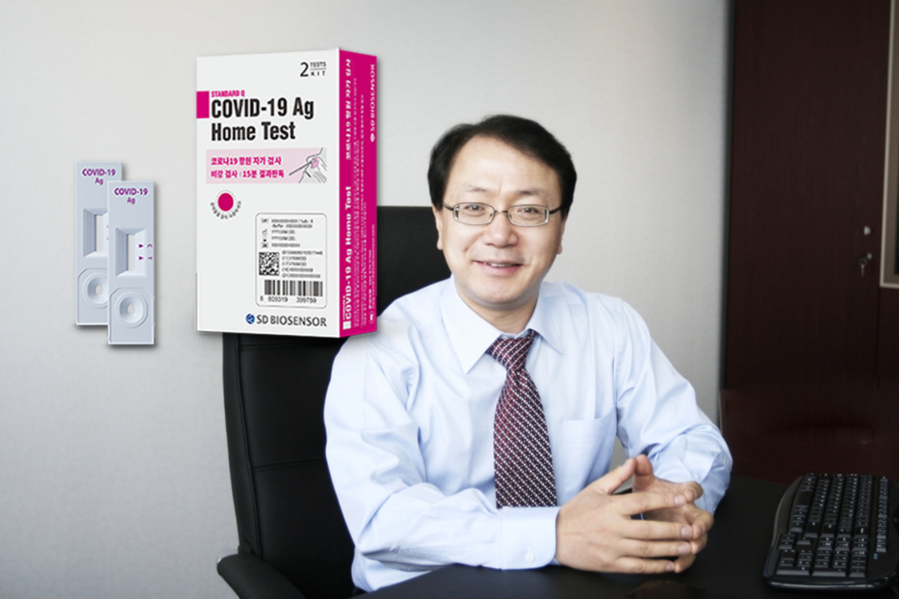 조영식 SD바이오센서 의장과 SD바이오센서의 코로나19 신속항원 진단 키트. [최재형 기념사업회 제공]