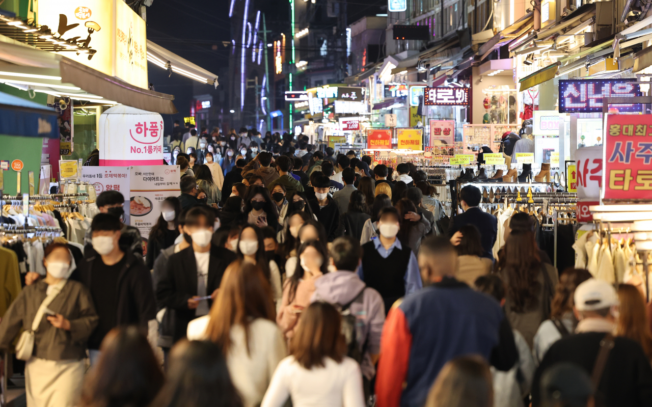 코로나19 신규 확진자 수가 감소세를 보이는 가운데 8일 오후 서울 마포구 홍대 앞 거리가 금요일 저녁을 즐기려는 시민들로 붐비고 있다. [연합]