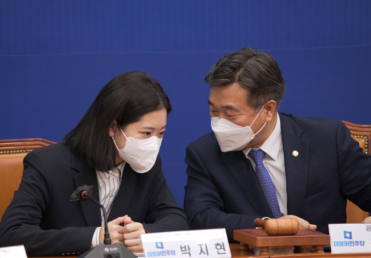윤호중(오른쪽) 더불어민주당 공동비상대책위원장과 박지현 공동비상대책위원장이 8일 국회에서 열린 비상대책위원회 회의에서 대화하고 있다. [국회사진기자단]