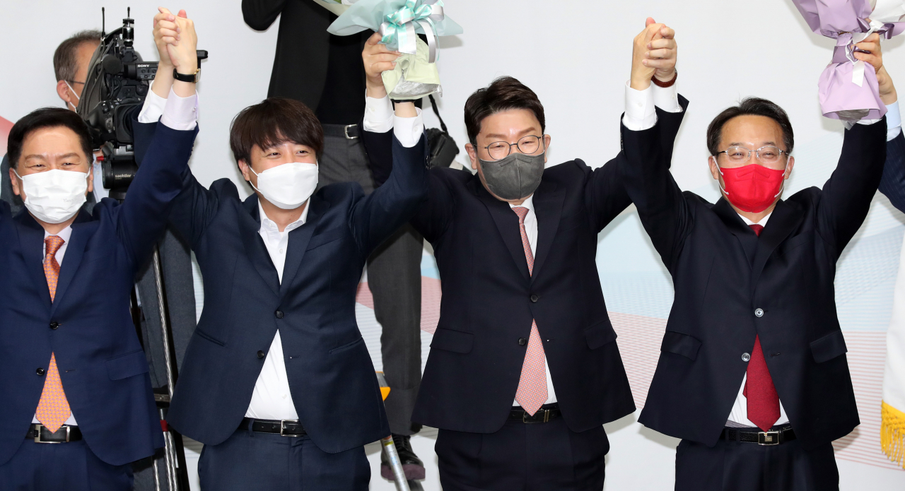 8일 국회에서 열린 국민의힘 원내대표 선출 의원총회에서 신임 원내대표로 당선된 권성동 의원이 당 지도부와 기념촬영을 하고 있다. 왼쪽부터 김기현 전 원내대표, 이준석 대표, 권 원내대표, 조해진 후보. 연합뉴스