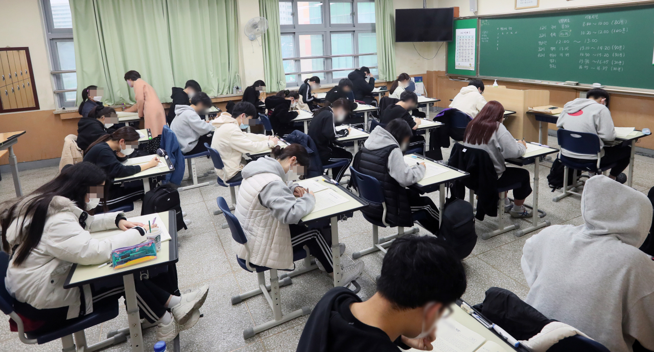 올 3월 전국연합학력평가가 전국적으로 실시된 24일 서울 송파구 잠신고에서 3학년 학생들이 시험을 보고 있다. [연합]