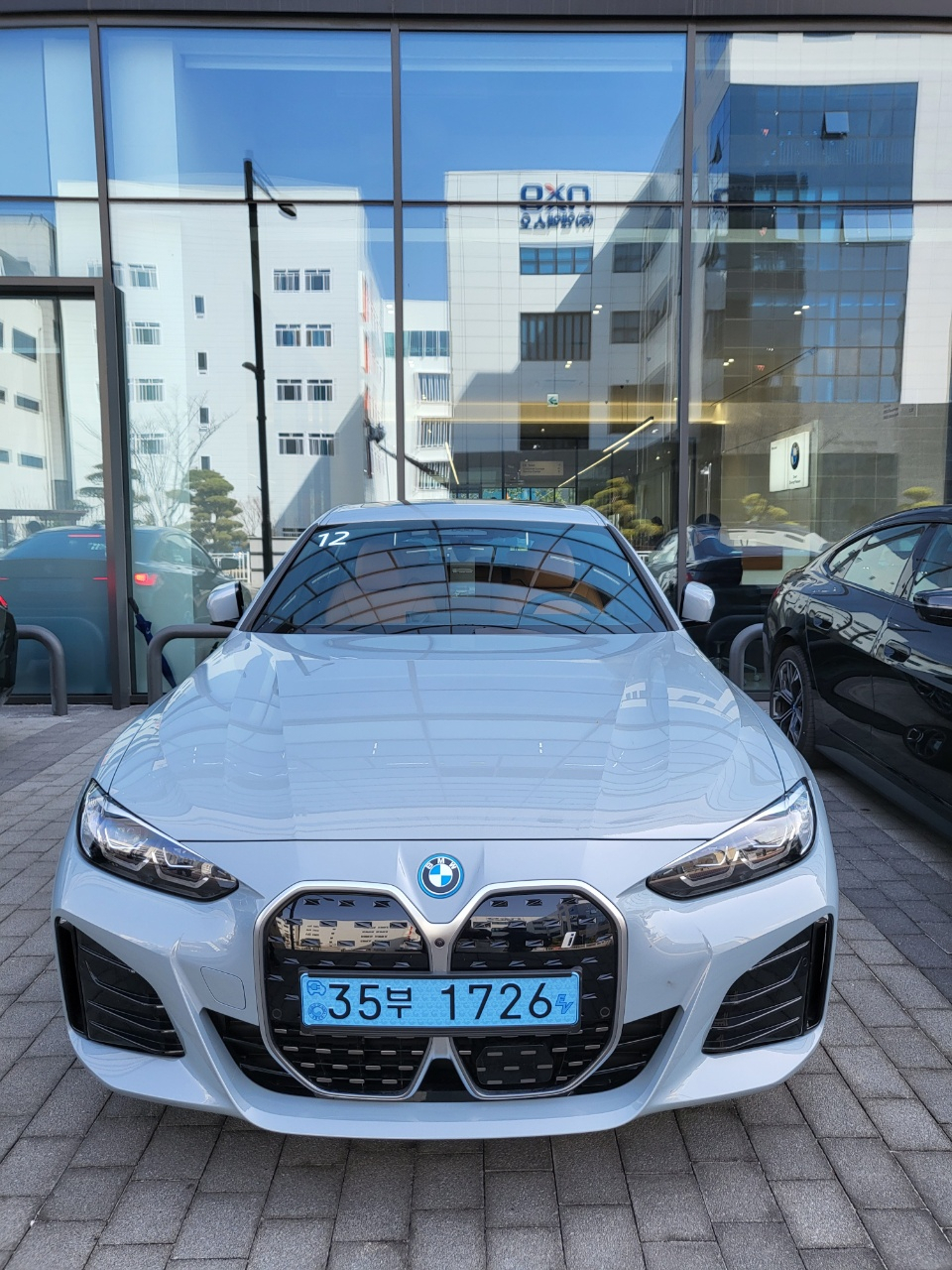 BMW ‘i4’. 큼직한 키드니 그릴과 독특한 색상, 날렵한 쿠페 디자인이 시선을 사로잡는다. [김지윤 기자]