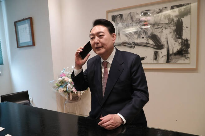윤석열 대통령 당선인이 지난 10일 오전 서초동 자택에서 조 바이든 미국 대통령과 전화 통화를 하고 있다. [연합]