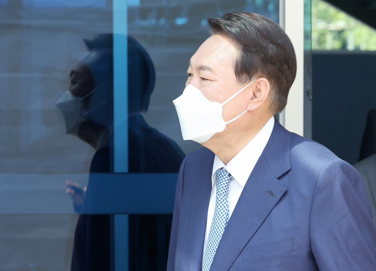윤석열 대통령 당선인이 지난 6일 점심일정을 위해 서울 통의동 집무실을 나서고 있다. [연합]