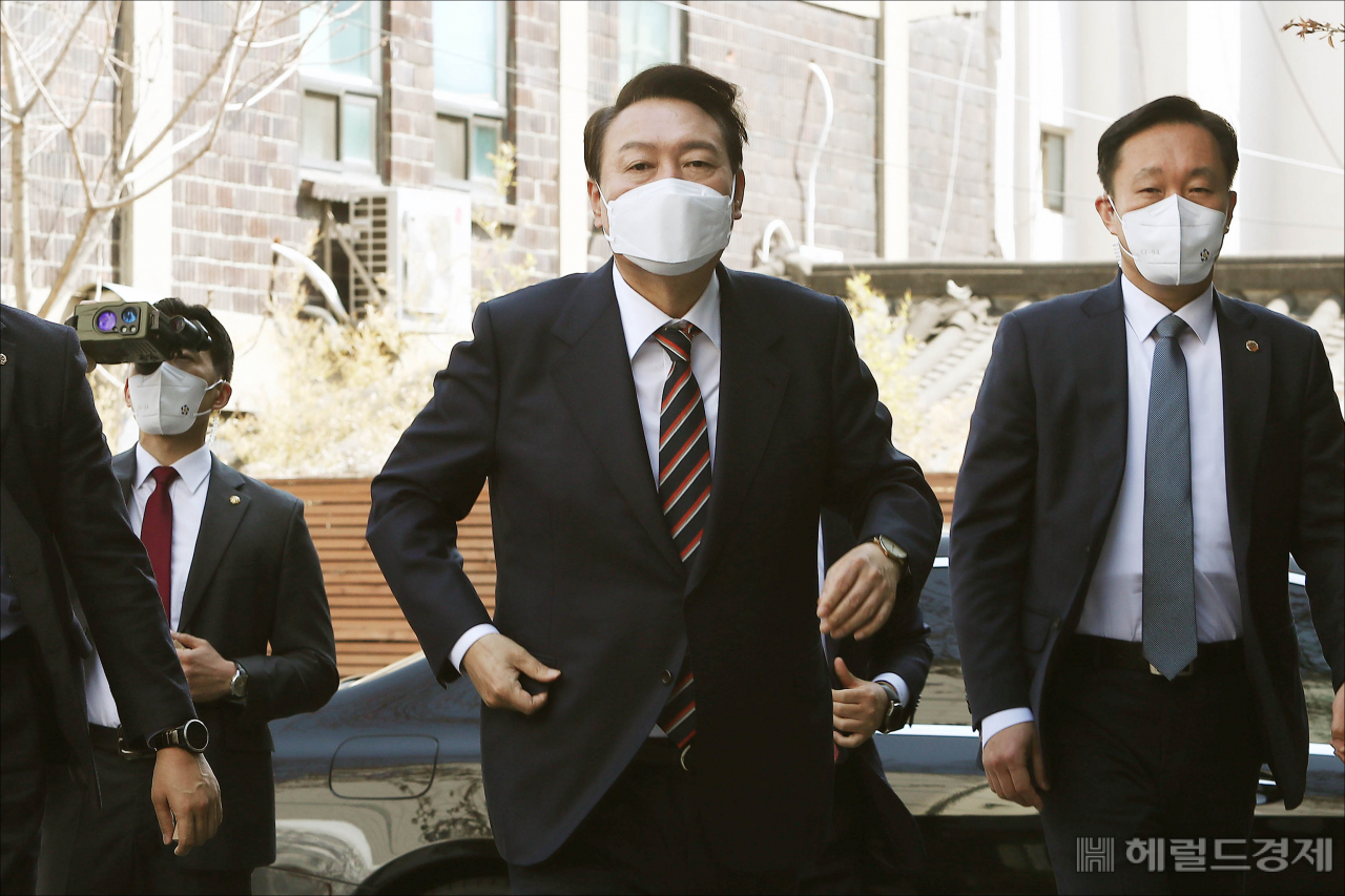 윤석열 대통령 당선인이 8일 오후 서울 종로구 통의동 제20대 대통령직인수위원회 집무실로 출근을 하고 있다. 박해묵 기자