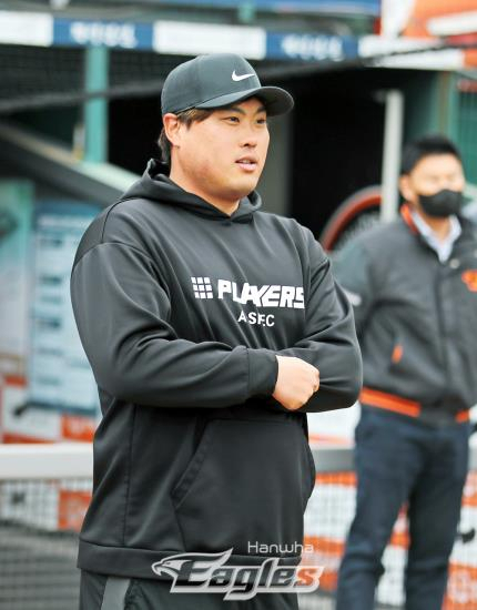 미국프로야구 토론토 블루제이스 투수 류현진이 지난달 11일 대전 중구 대전 한화생명이글스파크에서 친정팀 한국프로야구 한화 이글스 선수들과 작별인사를 하고 있다. [한화 이글스 제공]