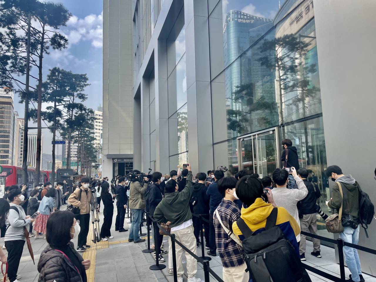 난생 처음 오픈런 와본다” 한국 최대 애플스토어 명동 상륙 - 리얼푸드 REALFOODS