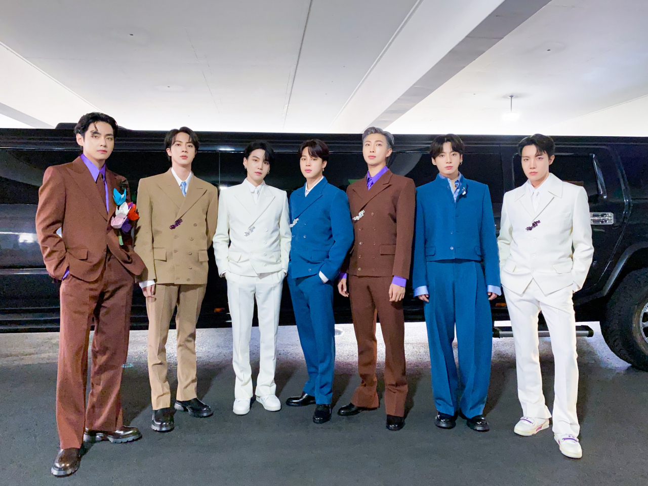 그룹 방탄소년단(BTS)이 지난 3일(현지시간) 미국 라스베이거스 MGM 그랜드 가든 아레나에서 열린 제64회 '그래미 어워즈'에 도착해 포즈를 취하고 있다. [방탄소년단 트위터 캡처]