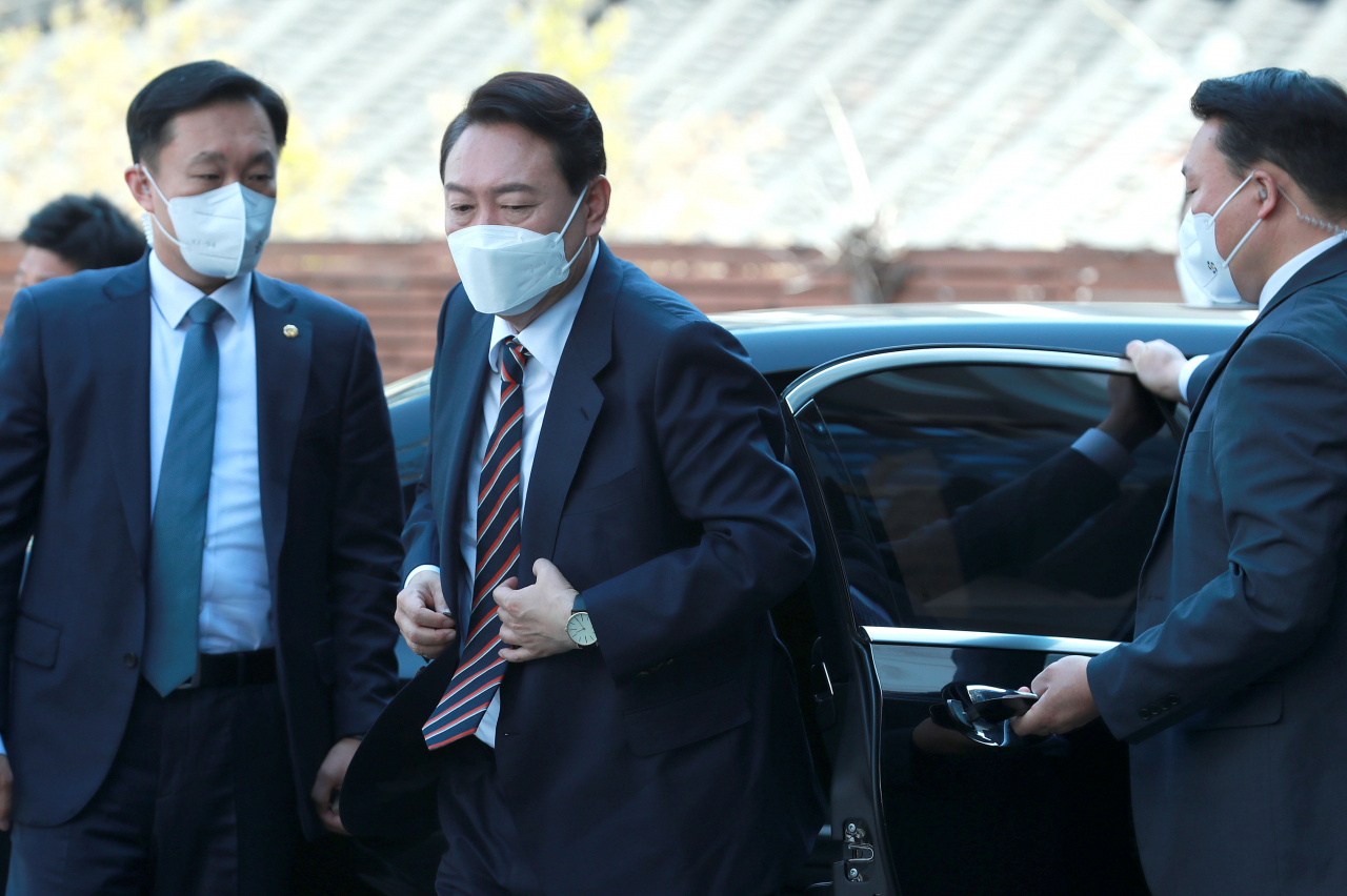 윤석열 대통령 당선인이 8일 오후 서울 종로구 통의동 금감원 연수원에 마련된 제20대 대통령직인수위원회에 들어서기 위해 차에서 내리고 있다. [연합]