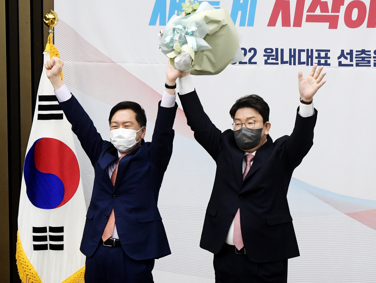 8일 국회에서 열린 국민의힘 원내대표 선출 의원총회에서 신임 원내대표로 당선된 권성동 의원이 김기현 전 원내대표로부터 꽃다발을 받은 뒤 기념촬영을 하고 있다. [연합]
