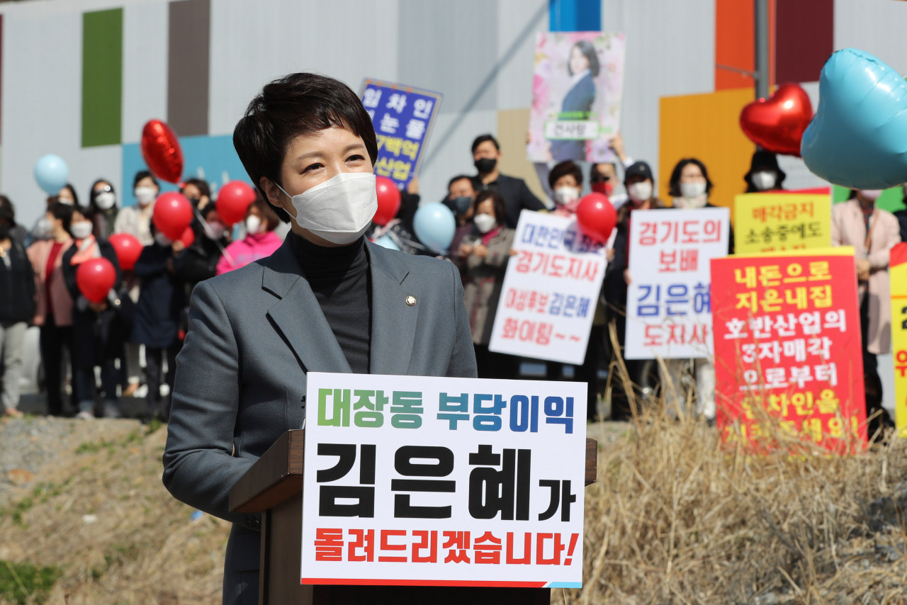 6·1 지방선거 경기지사 출마를 선언한 김은혜 국민의힘 의원이 7일 여러 특혜 의혹이 불거진 경기 성남시 대장동의 한 개발현장을 방문, 출마 포부를 밝히고 있다. [연합]