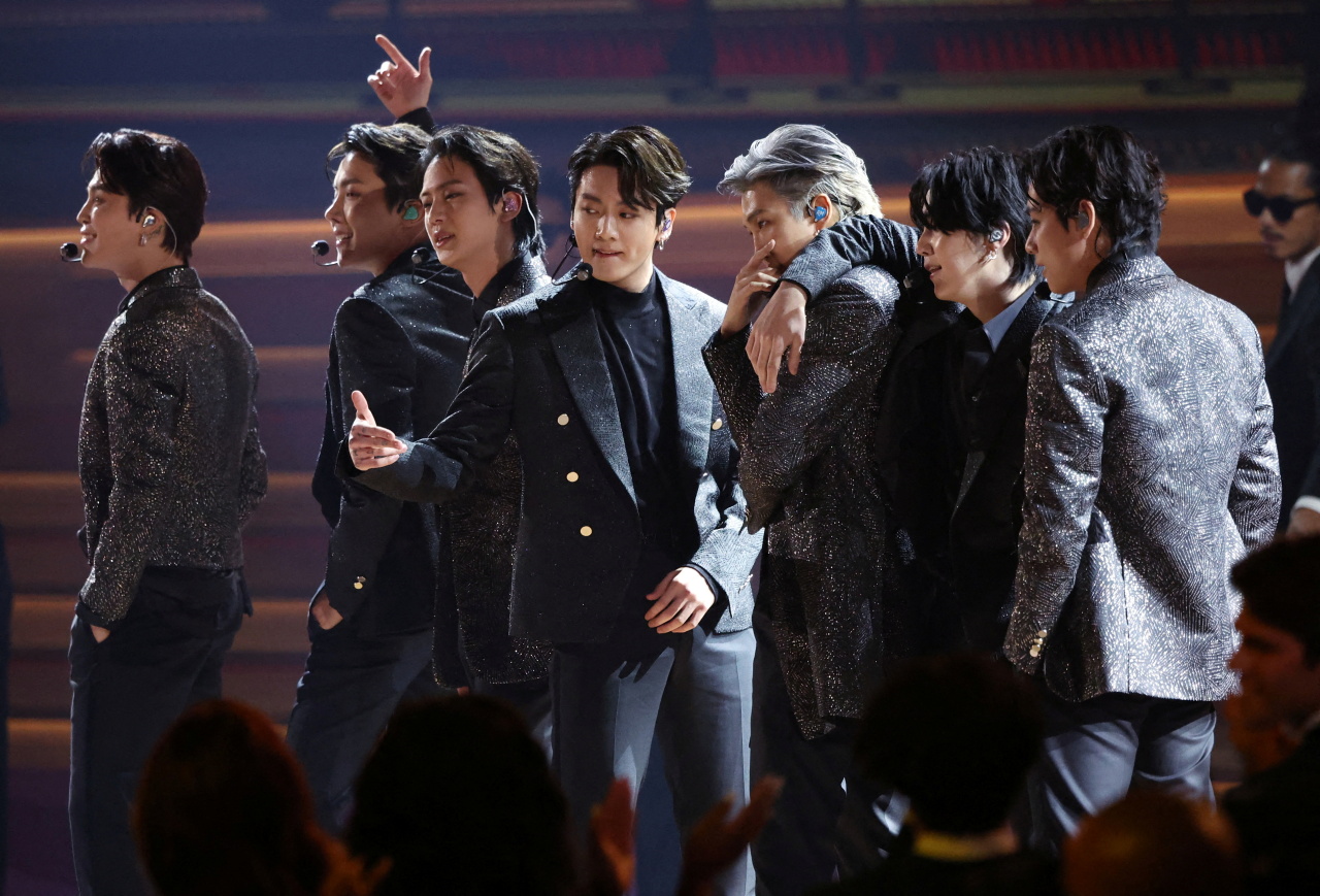 BTS Billboard Music Awards アーティストカード BTS wins three awards at 2022 Billboard Music Awards - YouTube
