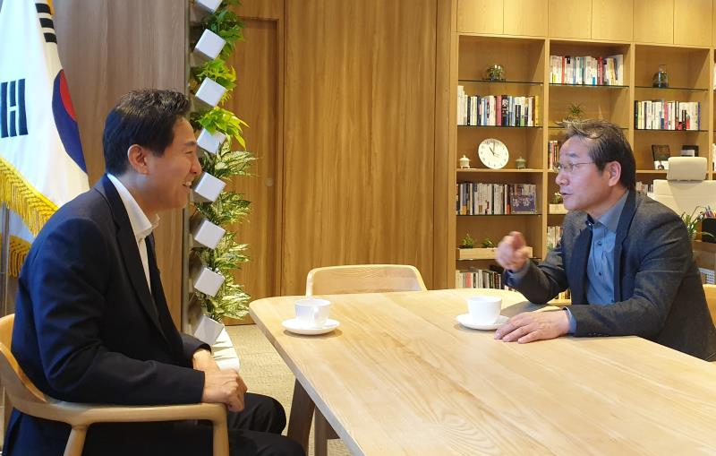 9일 유정복 인천시장 예비후보와 오세훈 서울시장이 경인전철 지하화 등애 대해 논의하고 있다.